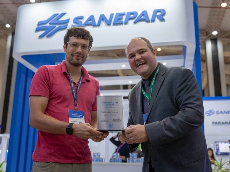 Dois homens segurando troféu