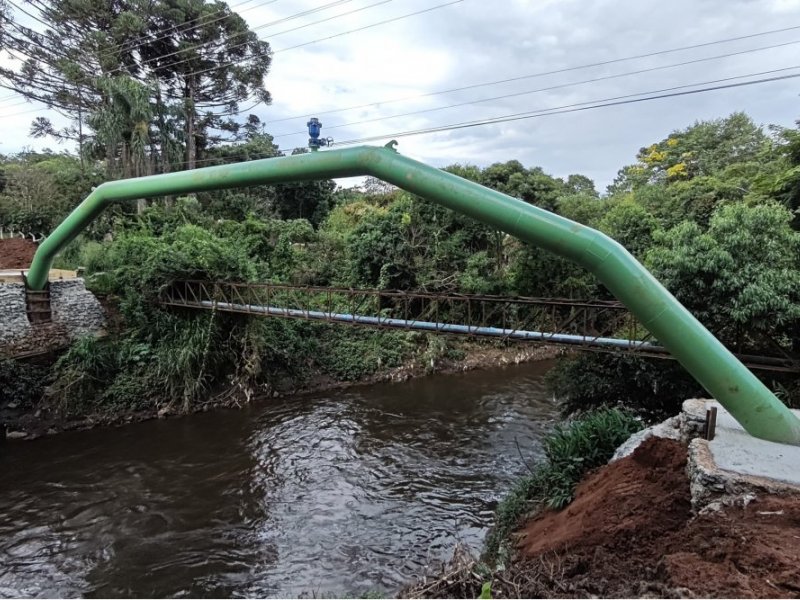 Tubulação de água bruta instalada sobre um rio.