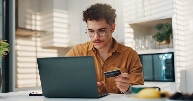 Homem pagando a conta via fatura digital