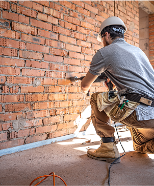 Homem trabalhando com furadeira