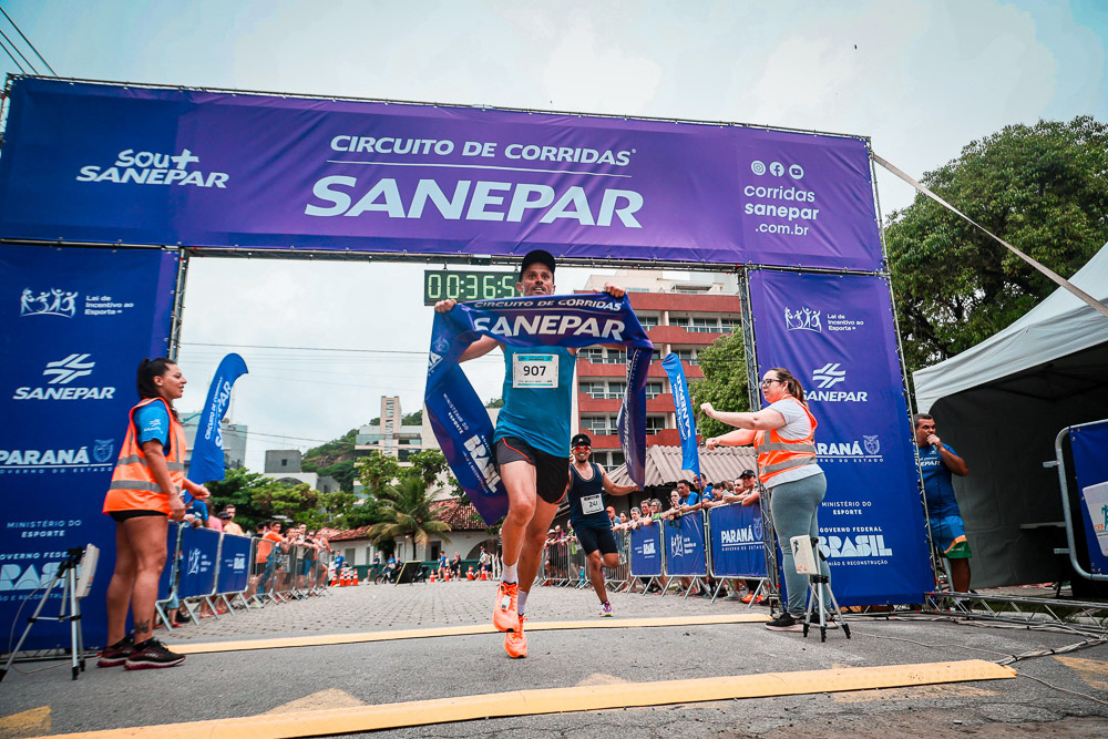 Foto de linha de chegada de uma corrida Sanepar