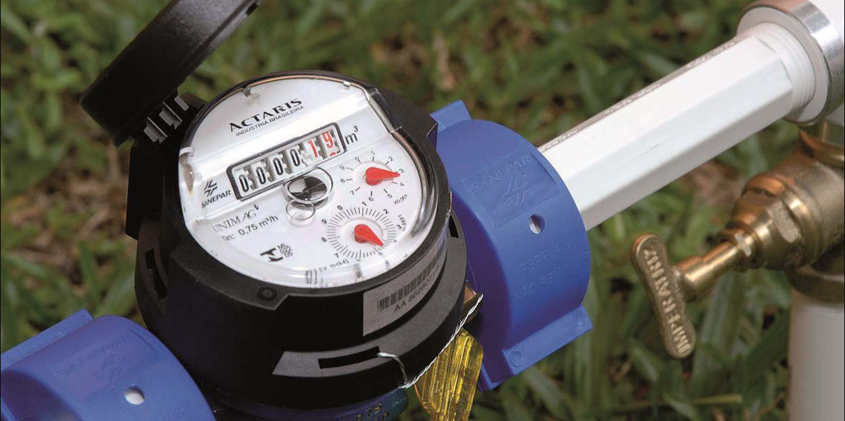 Foto de um medidor de água da Sanepar instalado em um gramado