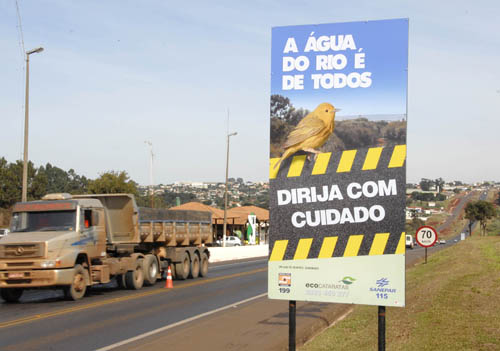 110602__Instaladas_placas_na_Bacia_do_Rio_Cascave.JPG