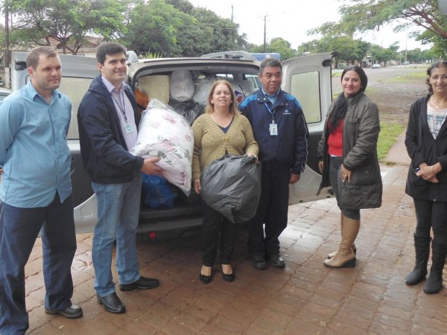 130619_-_entrega_agasalhos_diamante_do_oeste_2.jpg