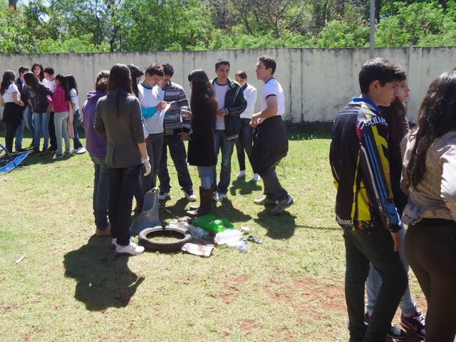 130926_-_foz_projeto_escola_rio_-_alunos_coletam_lixo.jpg