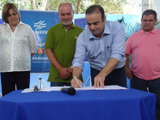 14.02.14_prefeito_foz_reni_assina_contrato.jpg