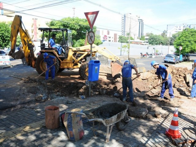 14.04.15_esgoto_centro_foz_obras_santos_duomont_1.jpg