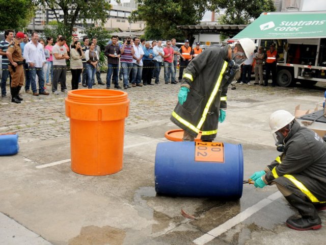 140324_simulacao_acidente_produto_perigoso_2.jpg