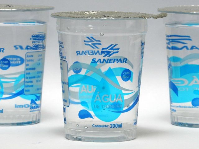 140507_-_agua_envasada_-_pequeno_cotolengo.jpg