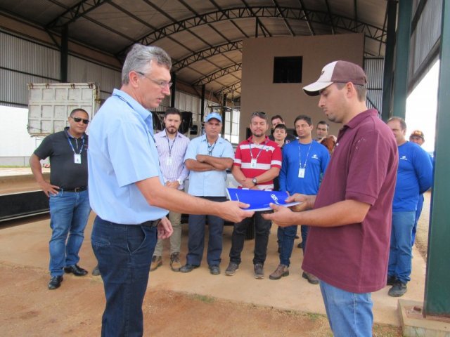 170411_sanepar_entrega_lodo_para_agricultura_em_tibagi_1.jpg