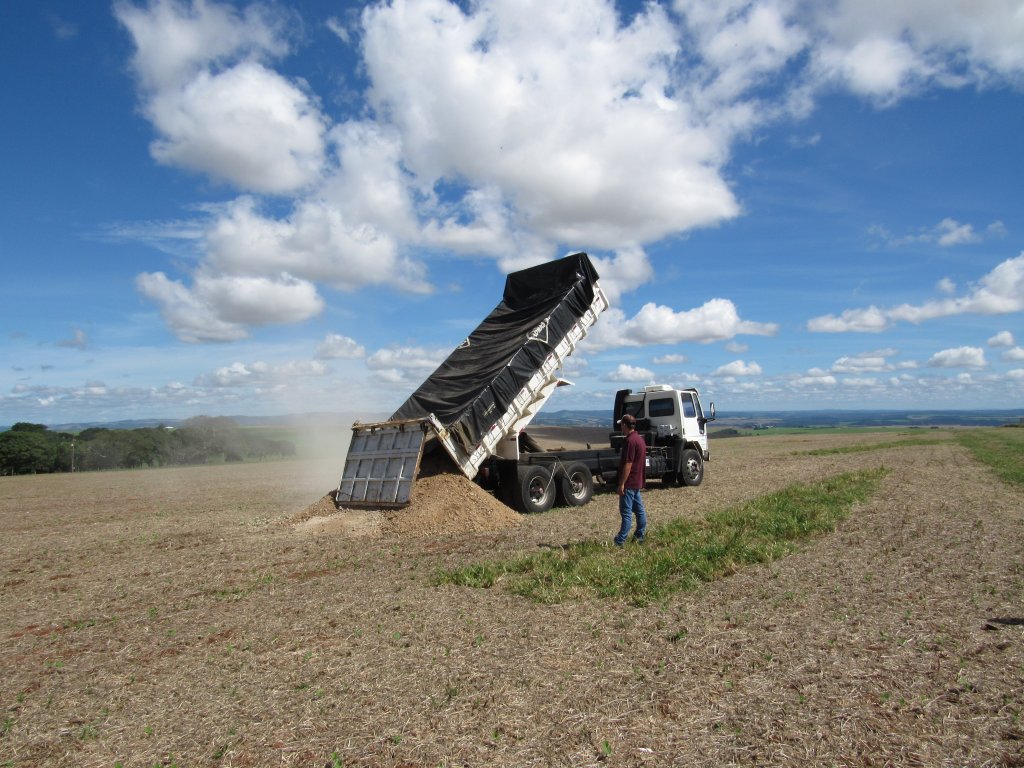 170411_sanepar_entrega_lodo_para_agricultura_em_tibagi_3.jpg