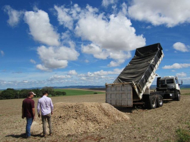 170411_sanepar_entrega_lodo_para_agricultura_em_tibagi_4.jpg
