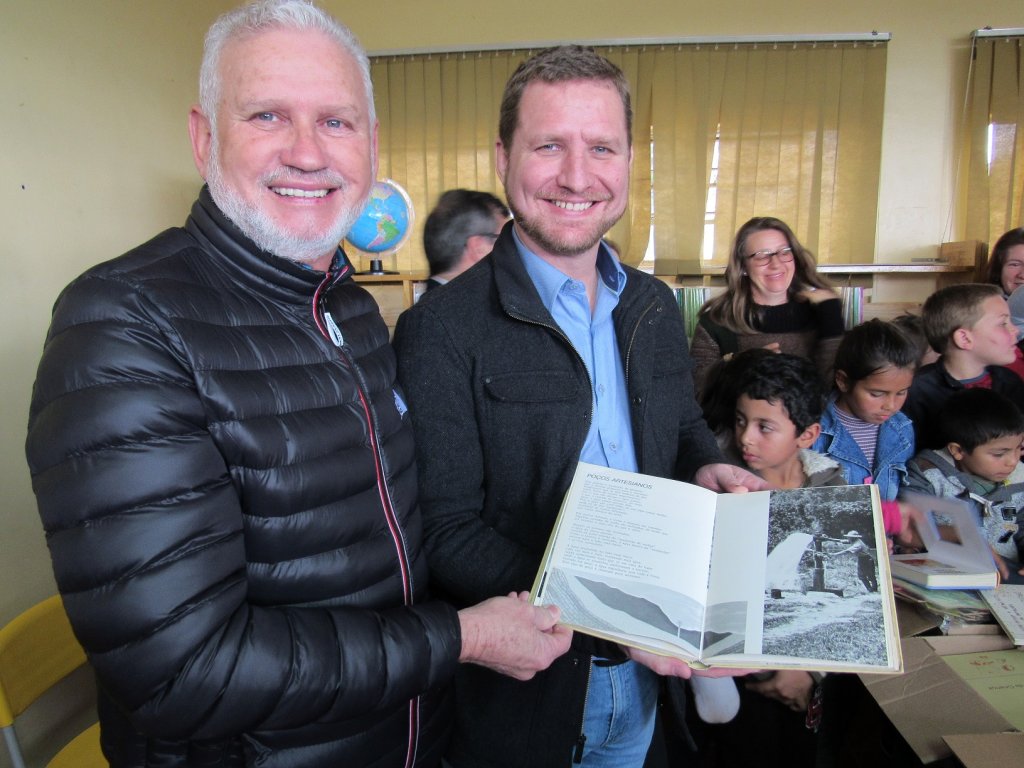 170807_-_guaraniacu_-_entrega_livros_escola_sao_judas_tadeu_1.jpg