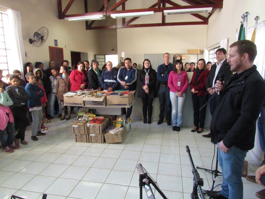 170807_-_ouro_verde_do_oeste_-_entrega_livros_3.jpg