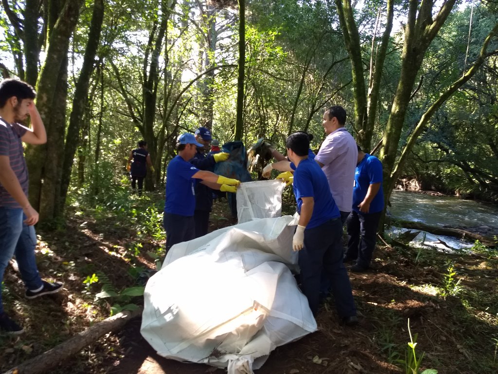 171124_guarapuava_-_empregados_fazem_limpeza_rio_cascavelzinho_2.jpg