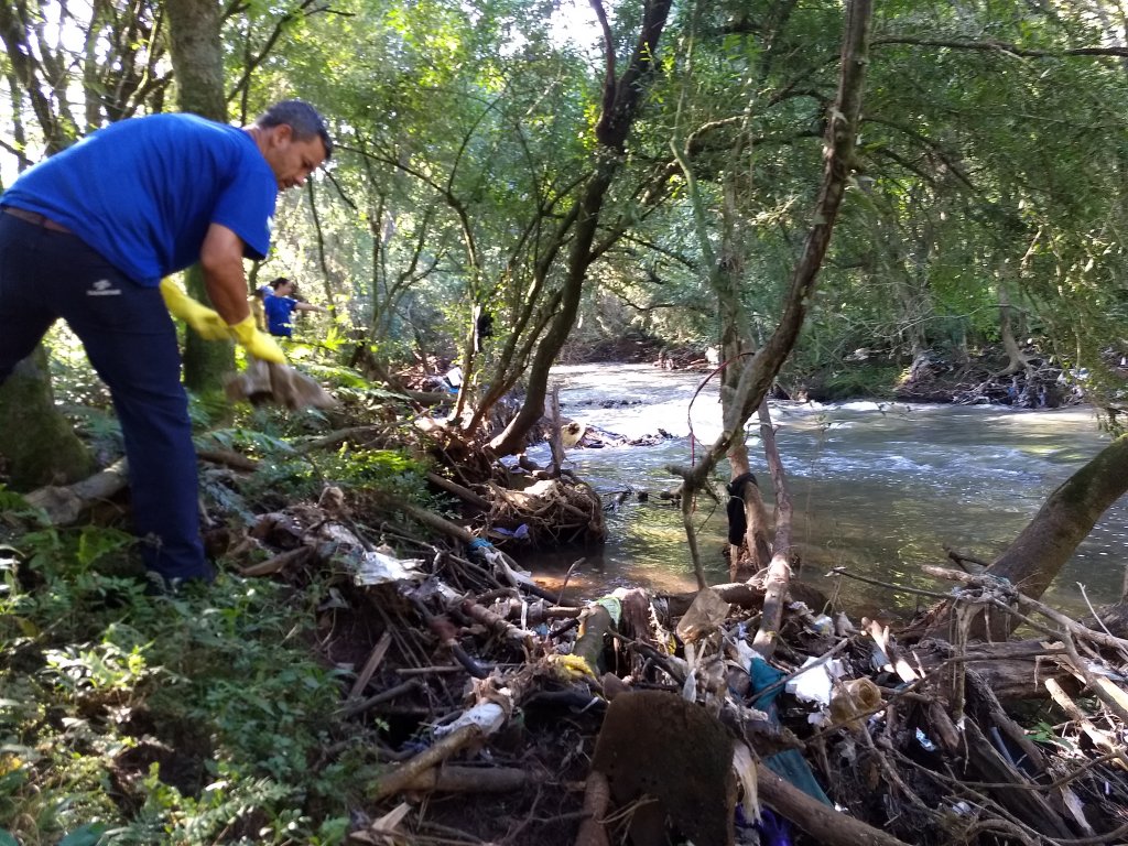 171124_guarapuava_-_empregados_fazem_limpeza_rio_cascavelzinho_3.jpg
