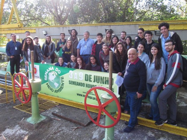 190606_-_estudantes_conhecem_captacao_da_sanepar_no_rio_pirapo_4.jpg