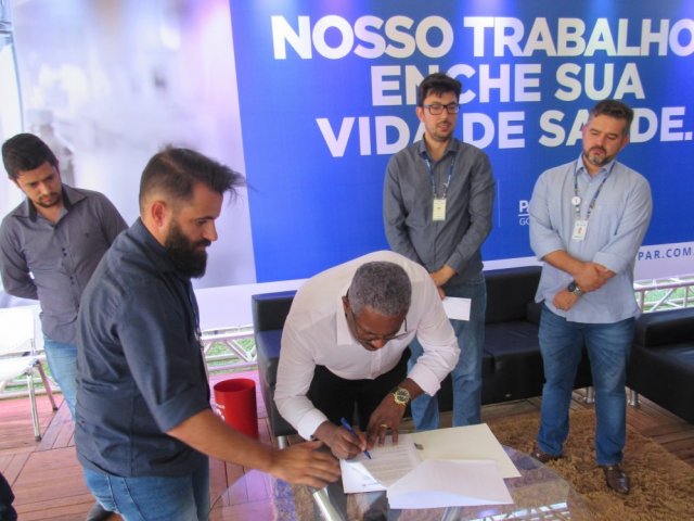 200317_-_sanepar_e_alto_parana_assinam_contrato_de_bonificacao_1.jpg