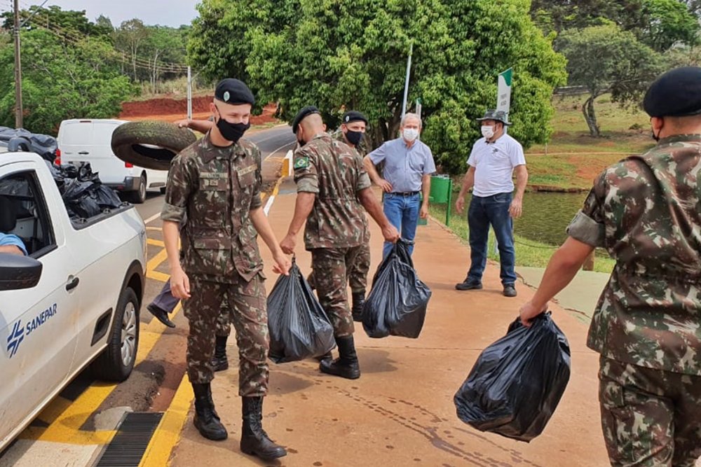 3_c_-_29092021_-_apucarana_-_mutirao_de_limpeza_lago_jaboti_-_residuos_carro.jpeg