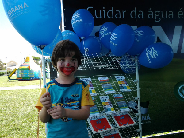 igor_foi_uma_das_criancas_que_se_divertiu_com_os_baloes_da_sanepar.jpg