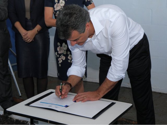 inauguracao_governador_assina1.jpg
