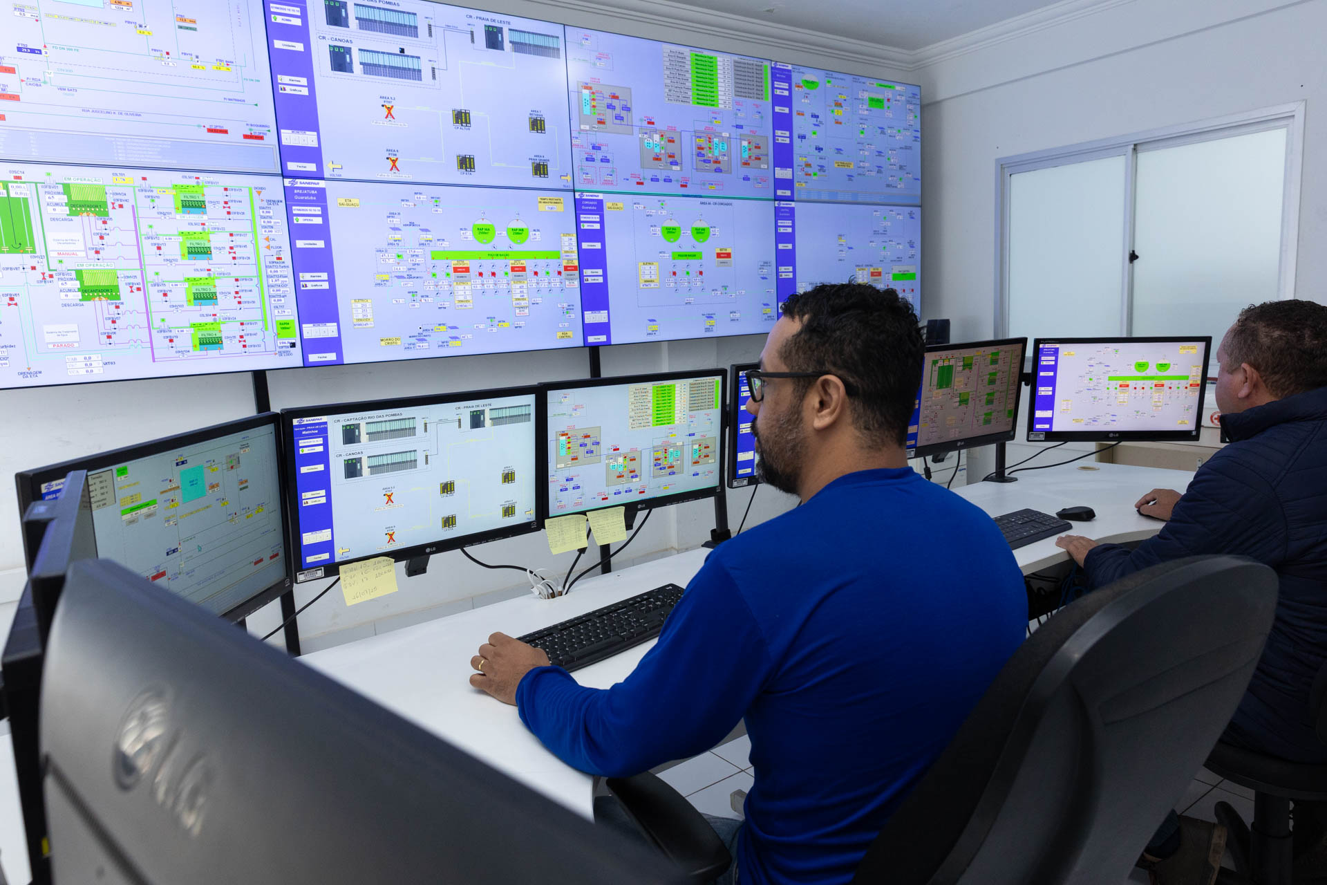 Equipes trabalham no Centro de Controle Operacional de Matinhos