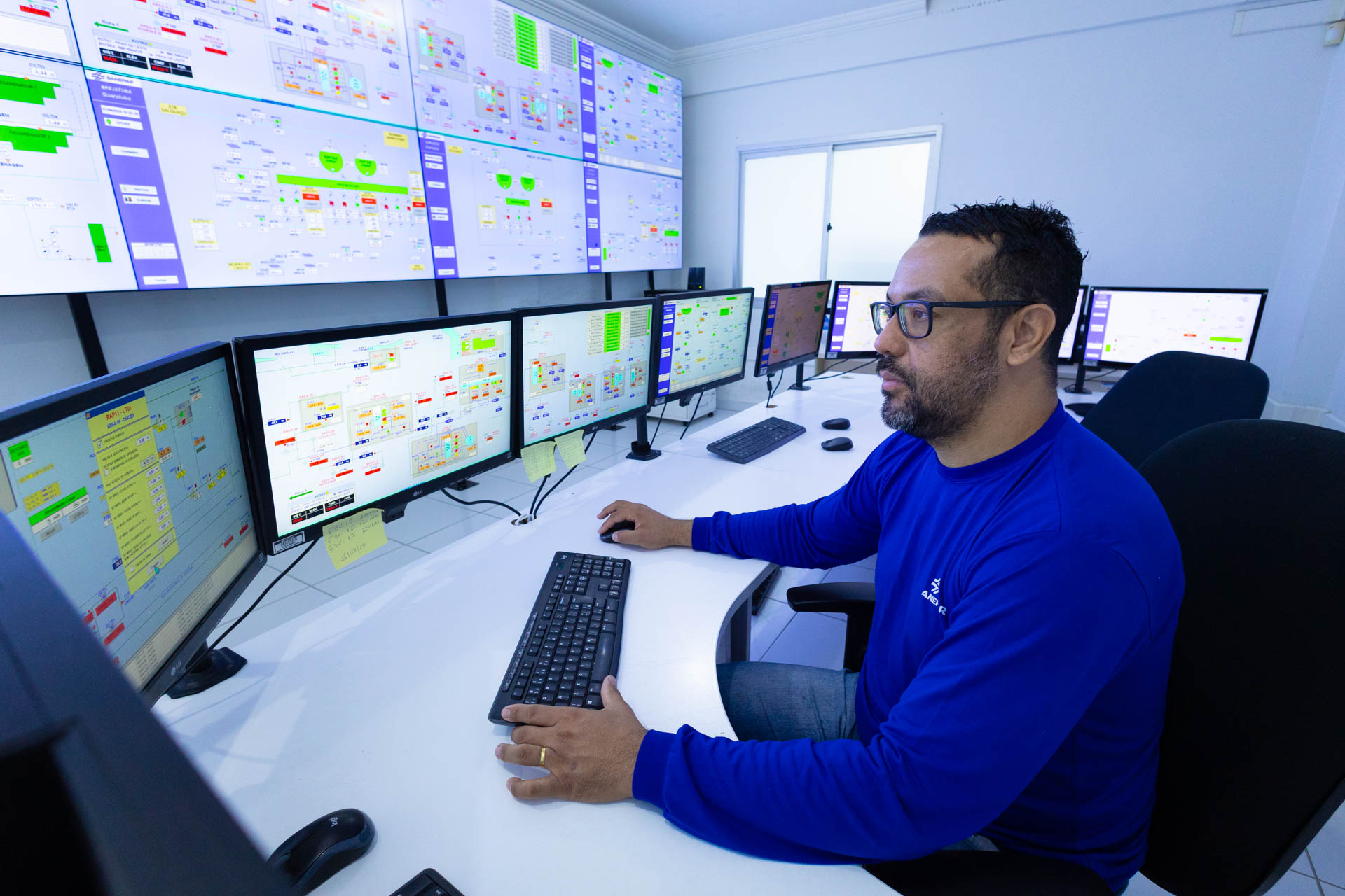 Equipes trabalham no Centro de Controle Operacional de Matinhos