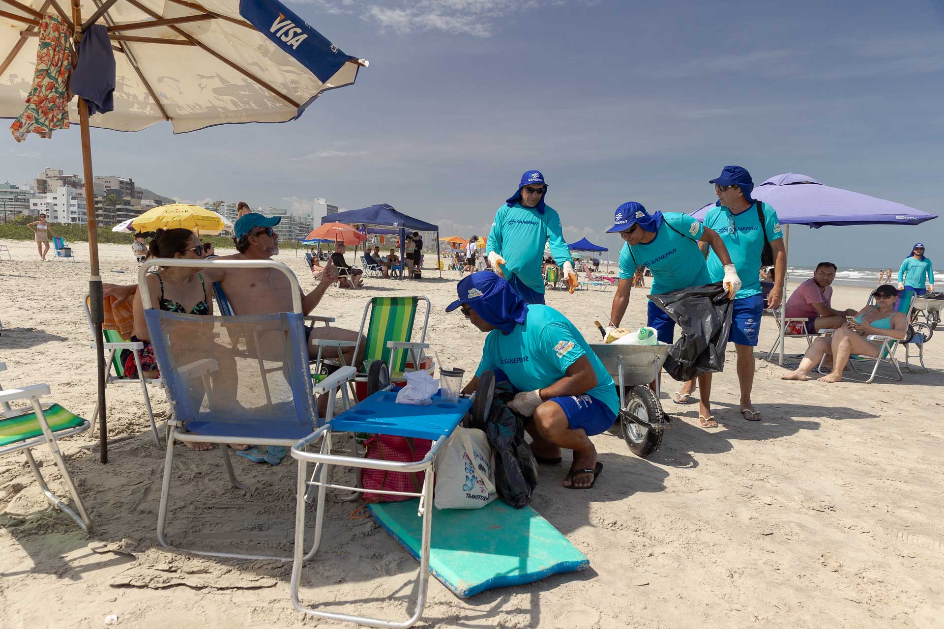 Equipes de limpeza da Sanepar fazem a coleta de resíduos na orla da praia em Matinhos
