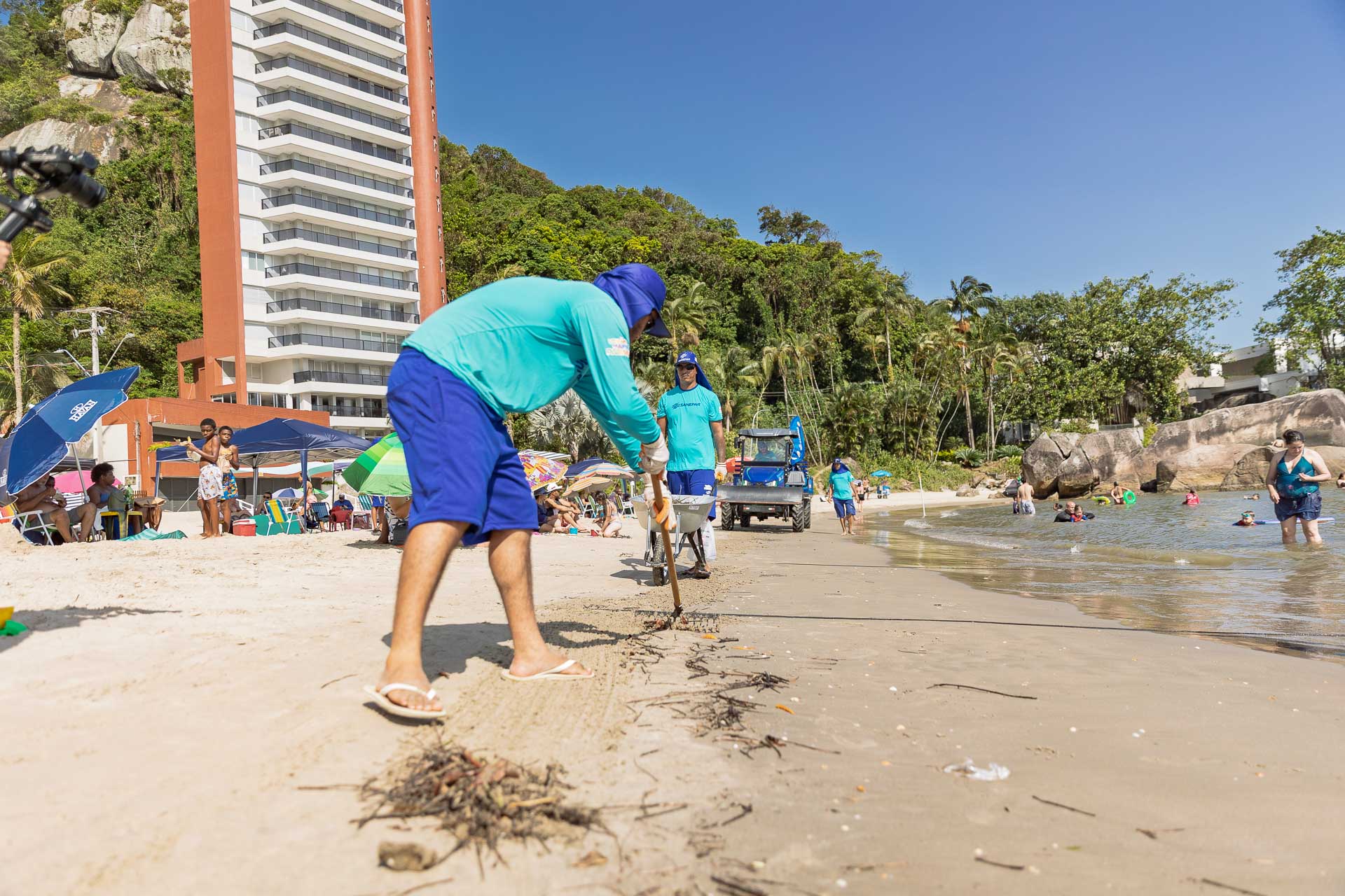 Equipes de limpeza da Sanepar fazem a coleta de resíduos na orla da praia em Matinhos
