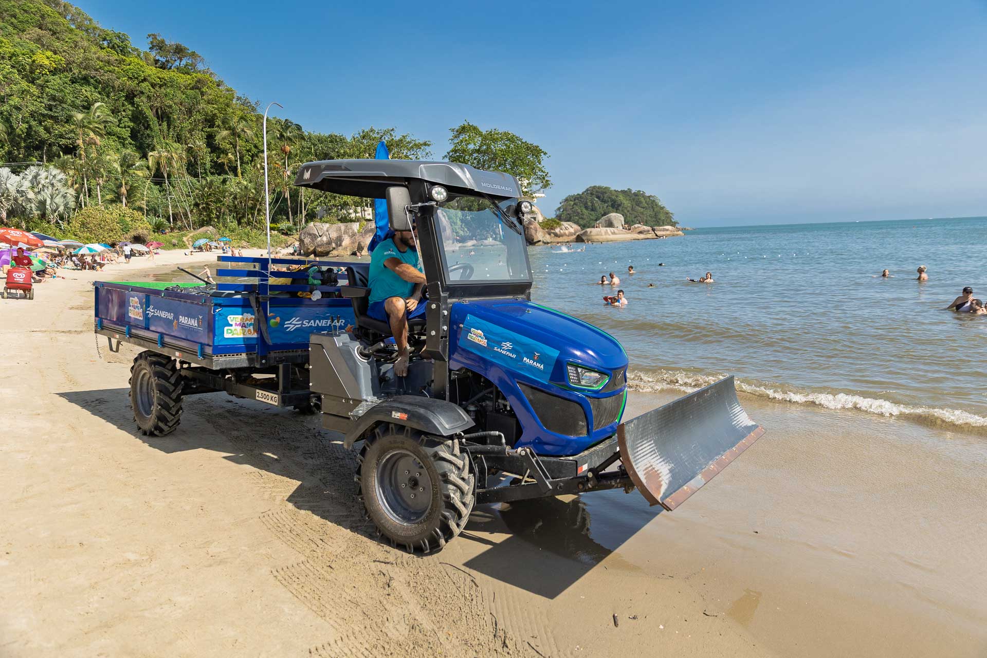 Equipes de limpeza da Sanepar fazem a coleta de resíduos na orla da praia em Matinhos