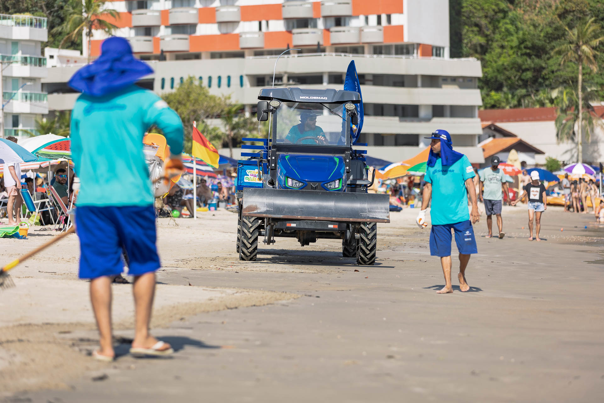 Equipes de limpeza da Sanepar fazem a coleta de resíduos na orla da praia em Matinhos