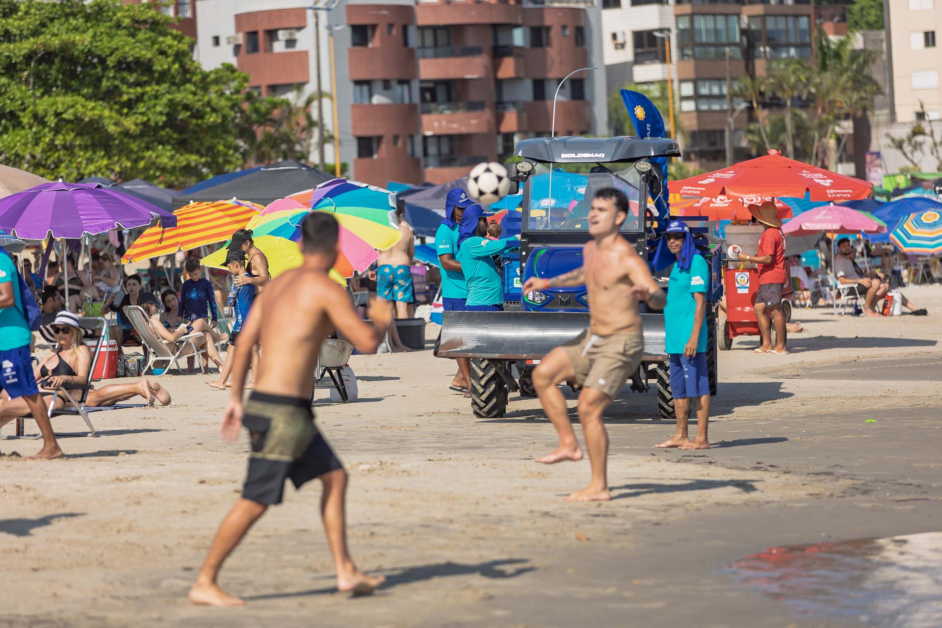 Equipes de limpeza da Sanepar fazem a coleta de resíduos na orla da praia em Matinhos