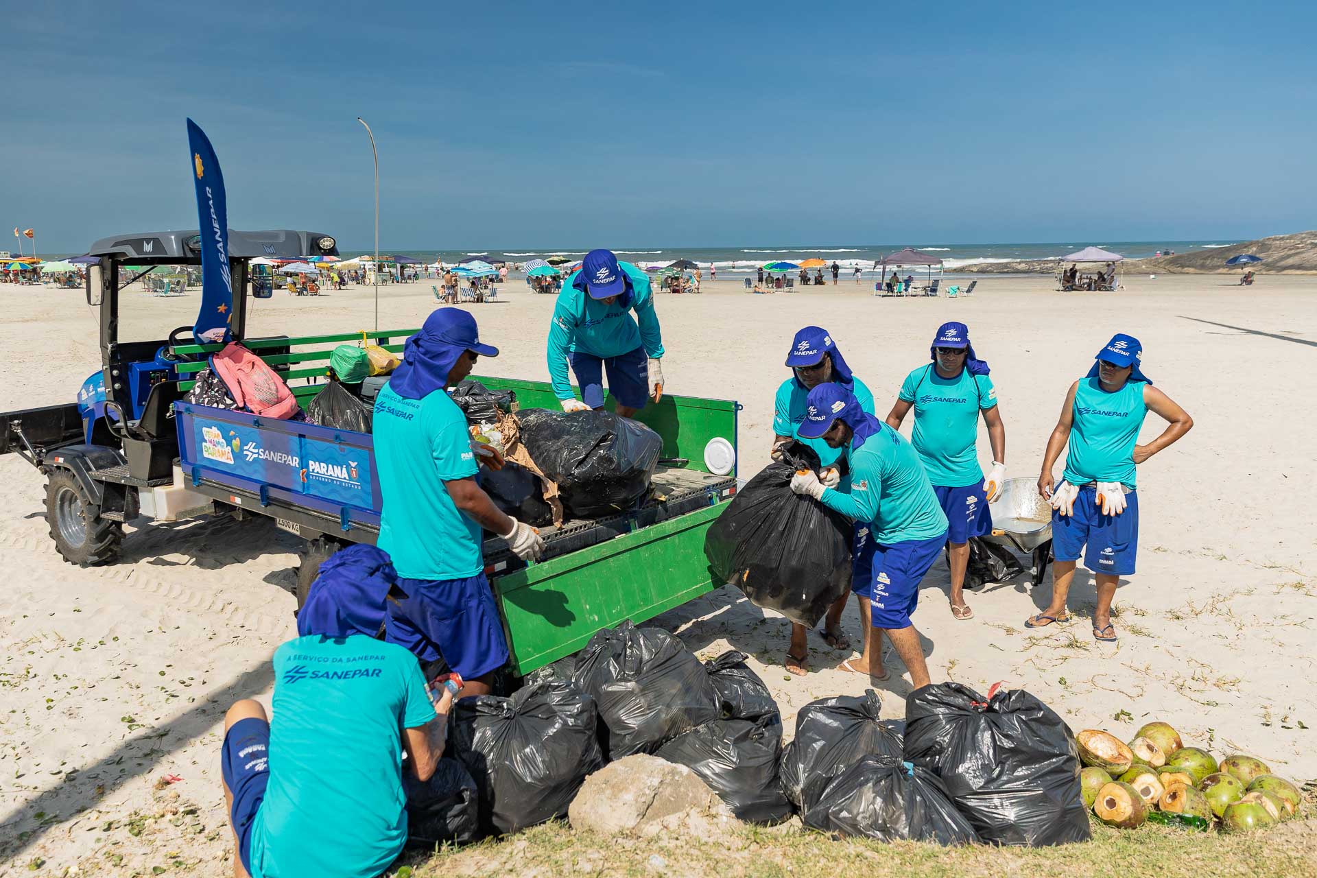 Equipe contratada pela Sanepar fazendo limpeza na praia de Matinhos