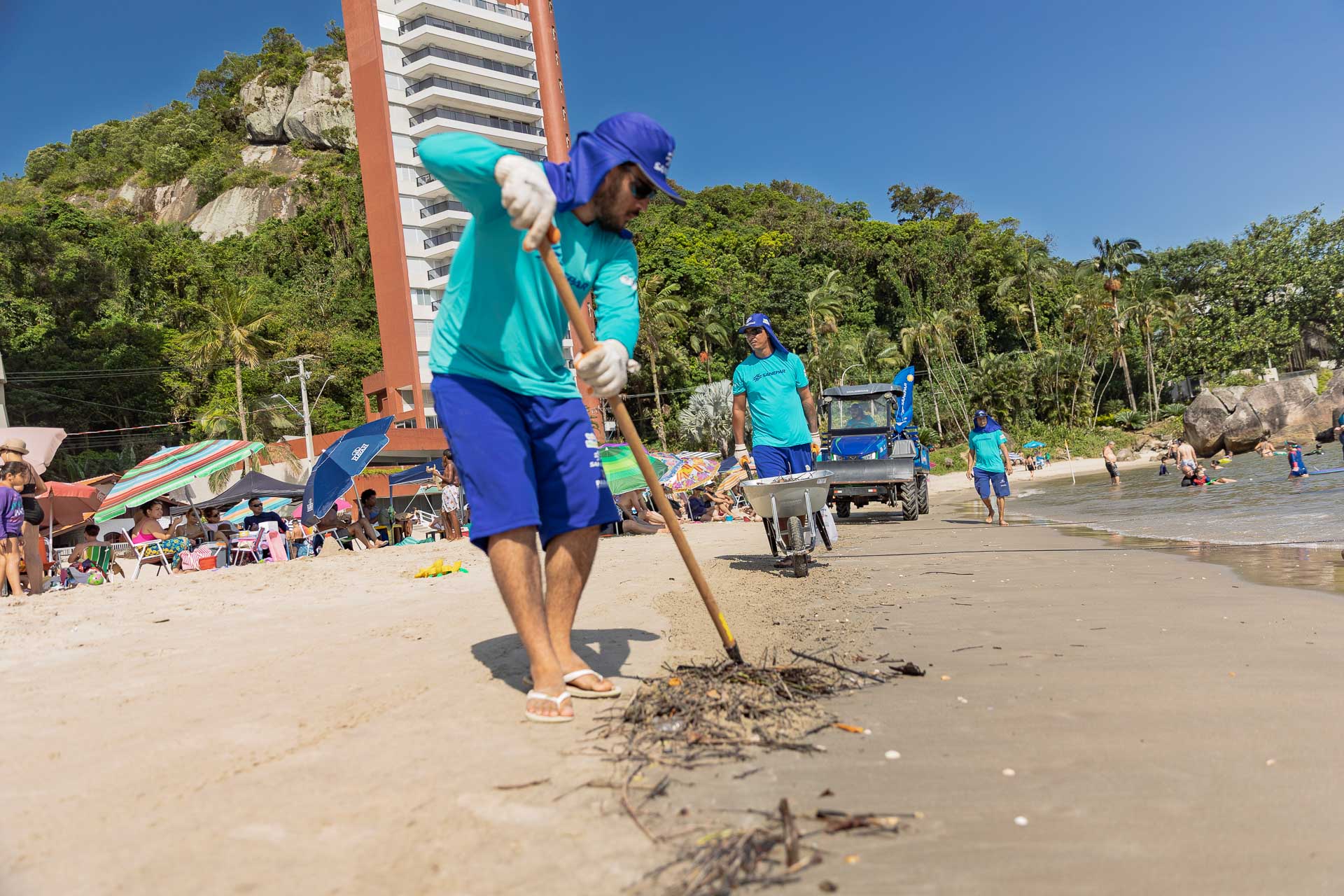 Equipe contratada pela Sanepar fazendo limpeza na praia de Matinhos