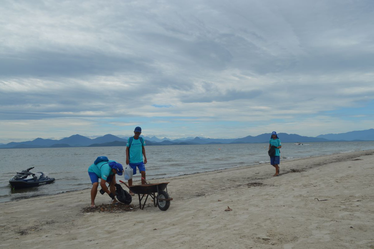 Limpeza da praia na Ilha das Peças