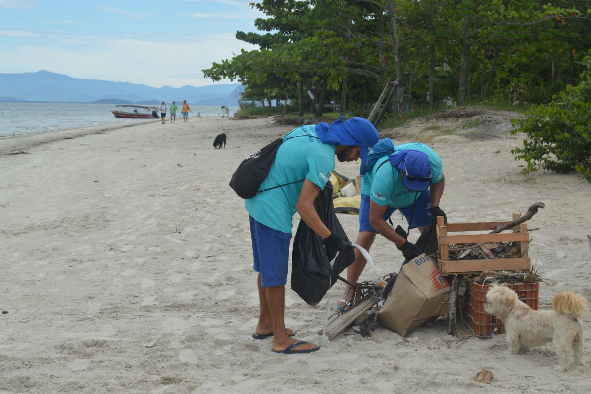 Limpeza da praia na Ilha das Peças