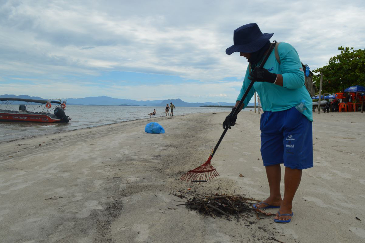 Limpeza da praia na Ilha das Peças
