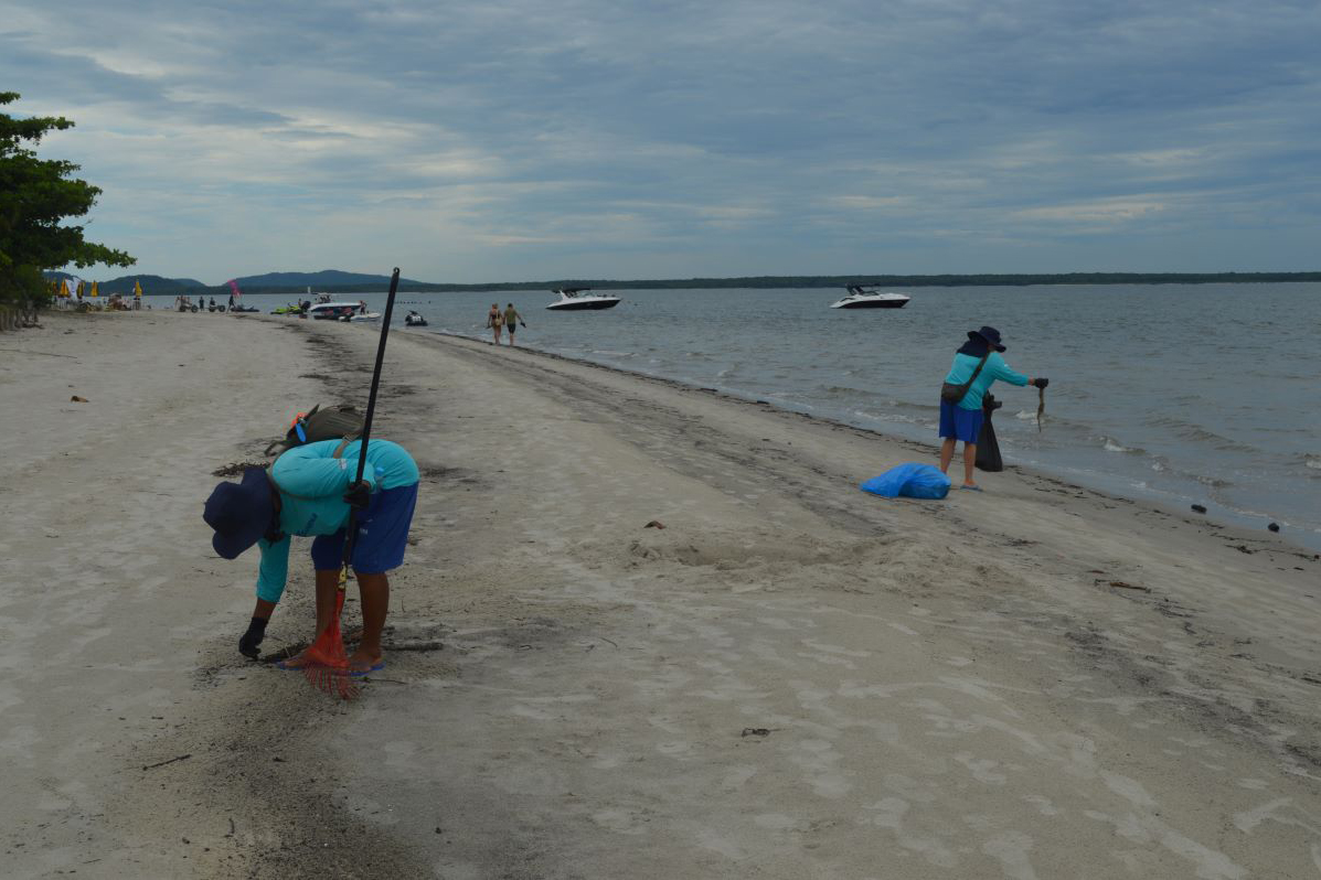 Limpeza da praia na Ilha das Peças