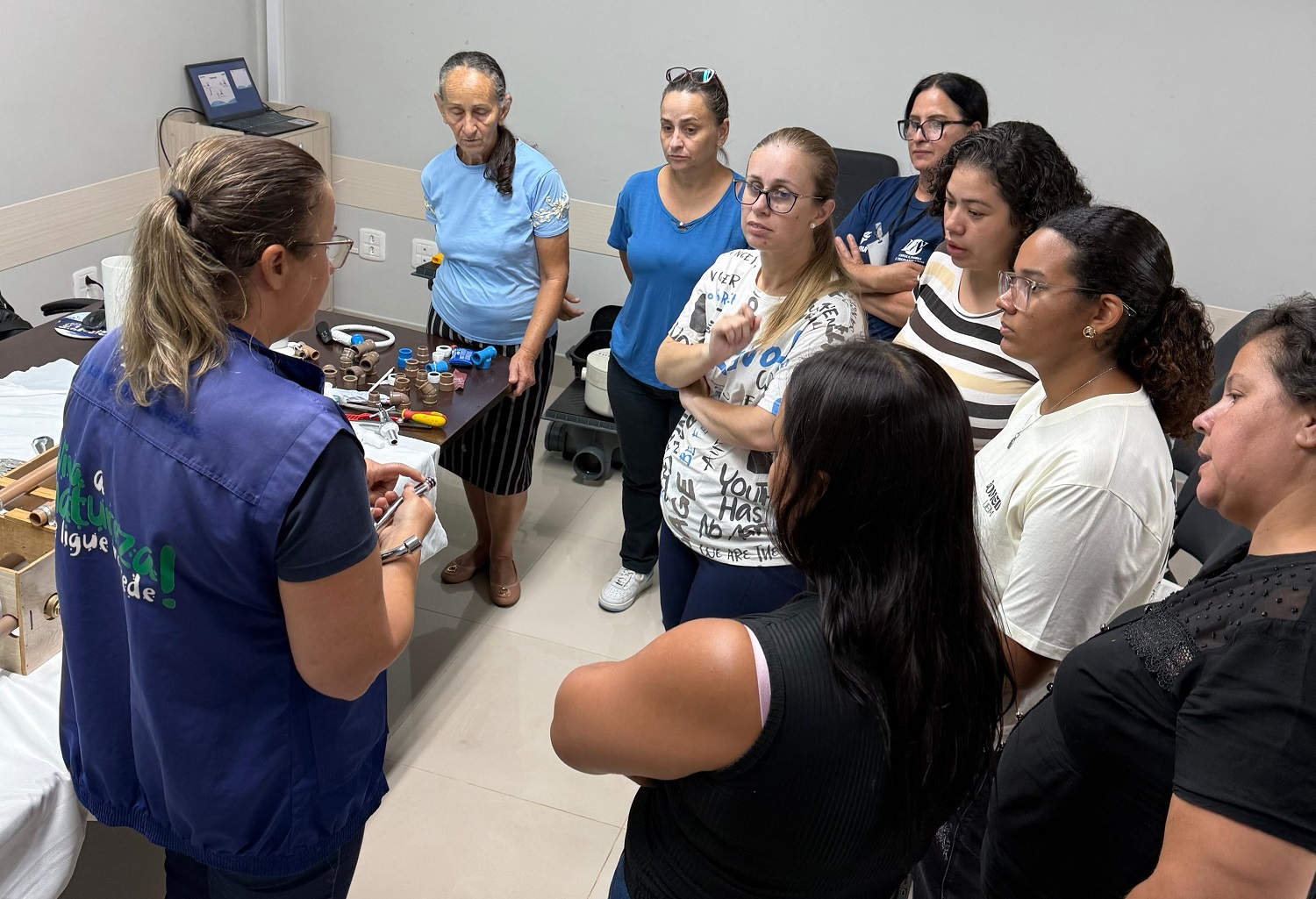 Mulheres buscam conhecimento sobre manutenção hidráulica