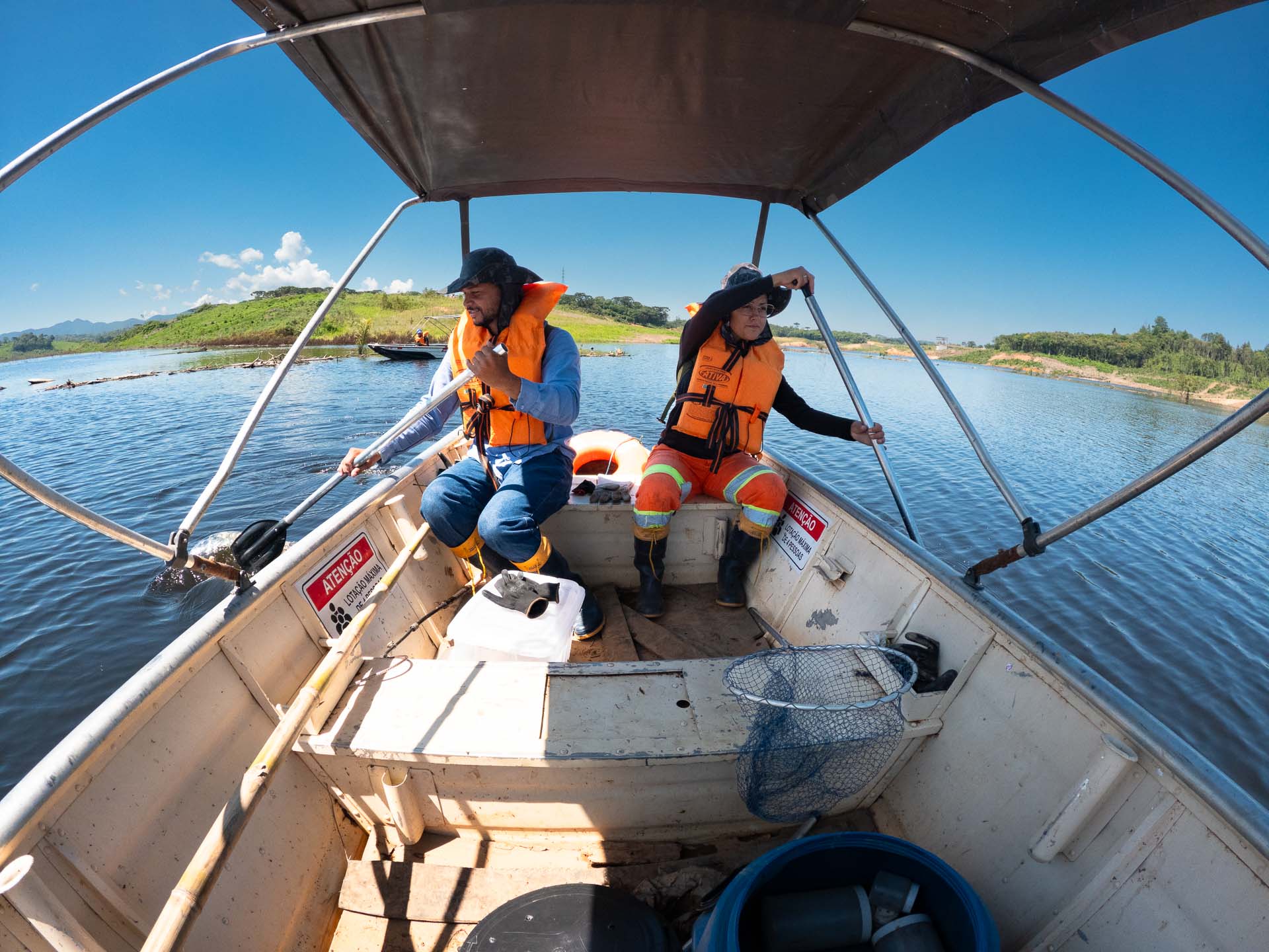 Equipes multidisciplinares percorrem o lago com barcos para resgatar animais silvestres