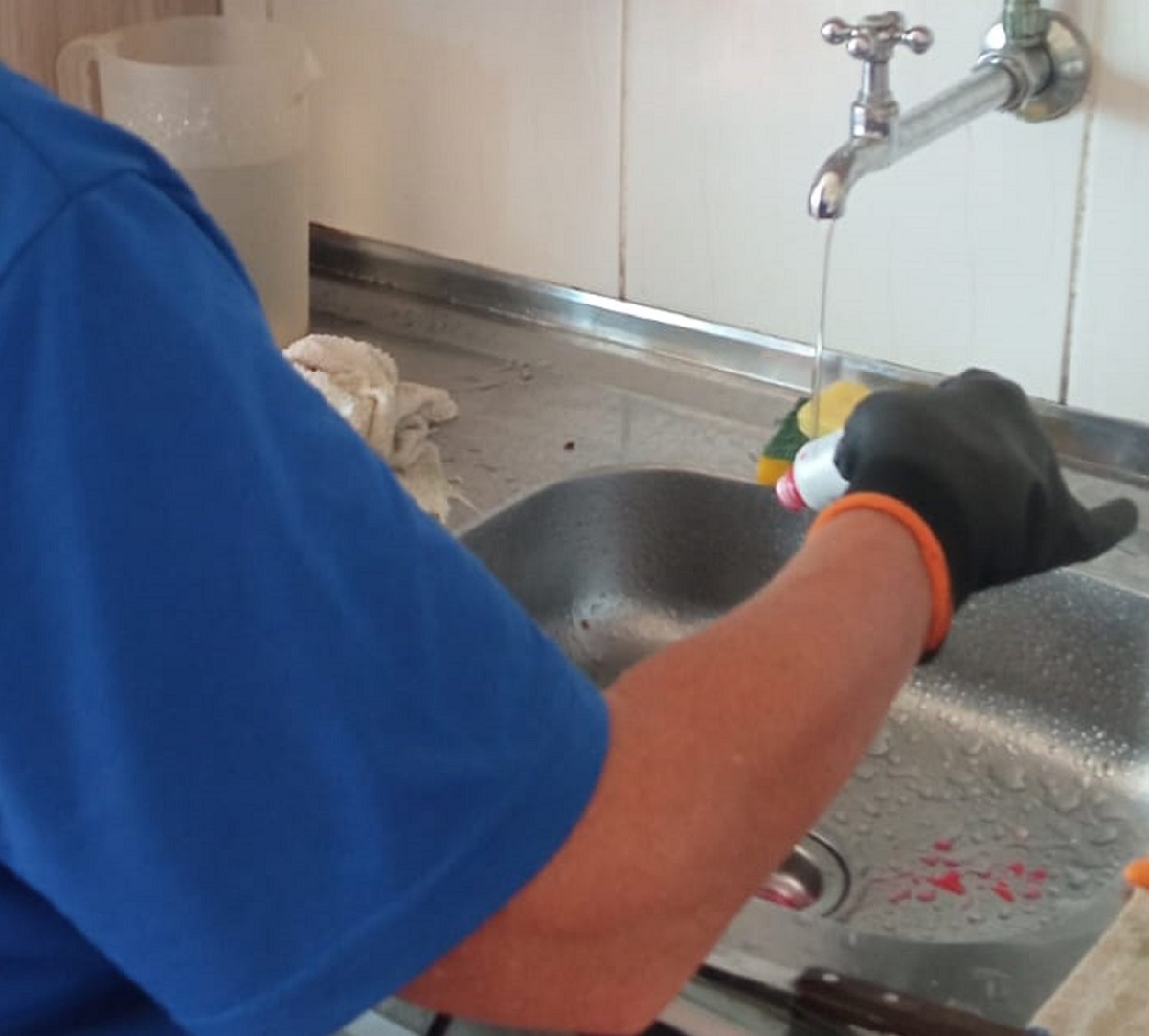 Os técnicos utilizam corantes não poluentes em pias, ralos e vasos sanitários para rastrear o fluxo do esgoto