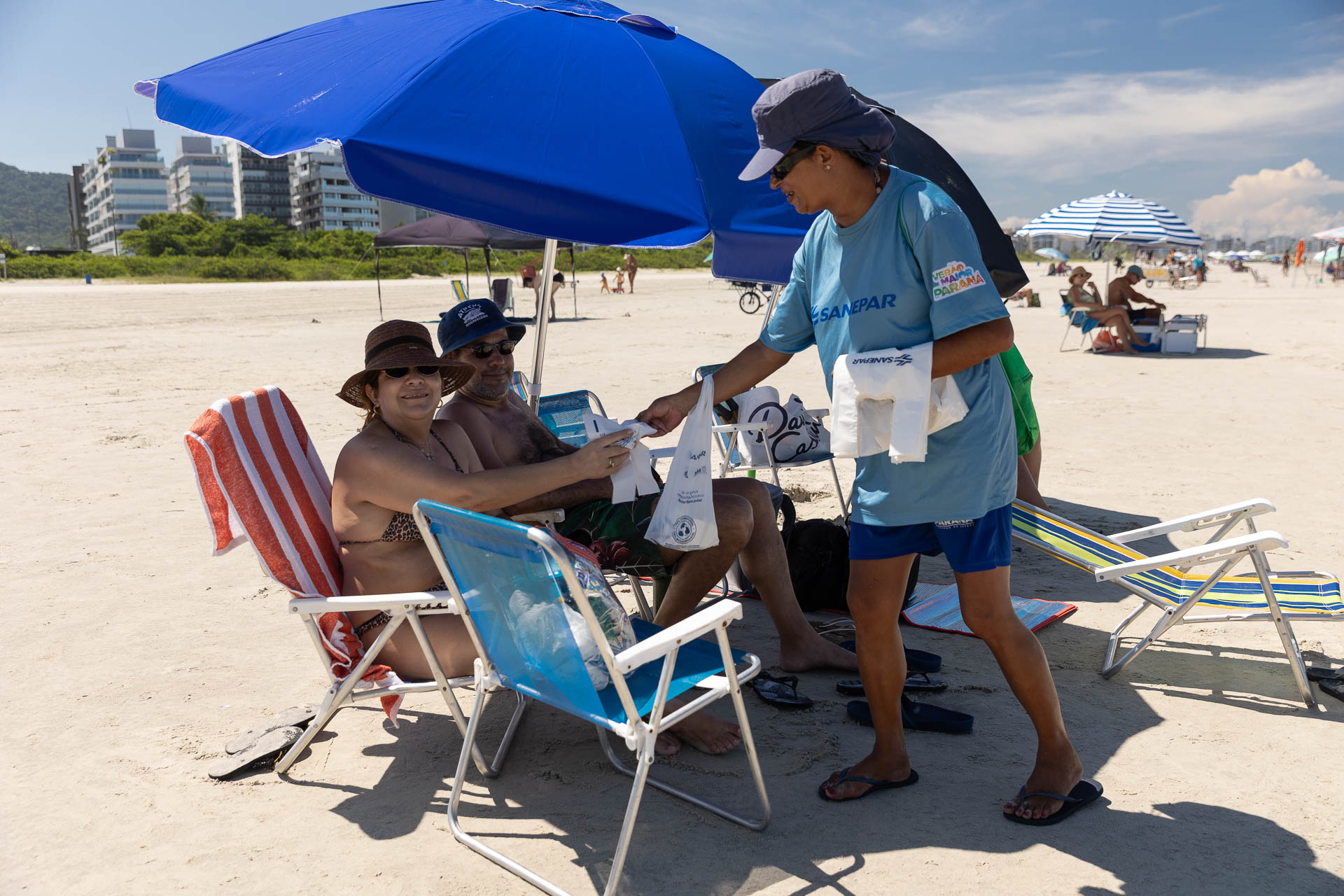 Equipe contratada pela Sanepar fazendo limpeza na praia de Matinhos