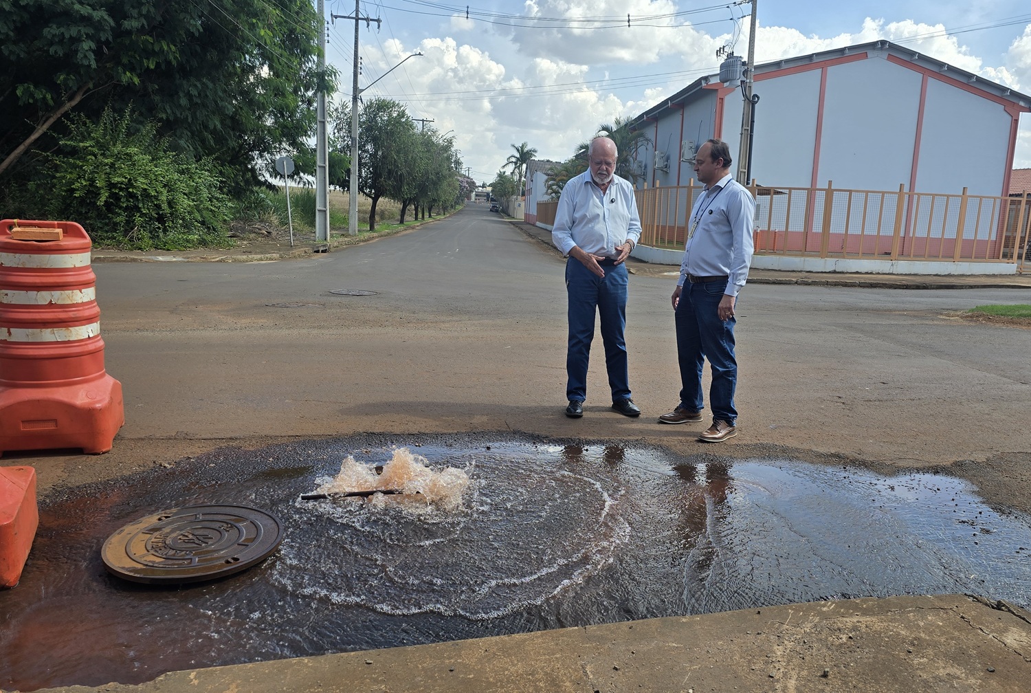 prefeito, gerentes e tecnicos da sanepar em obra de água