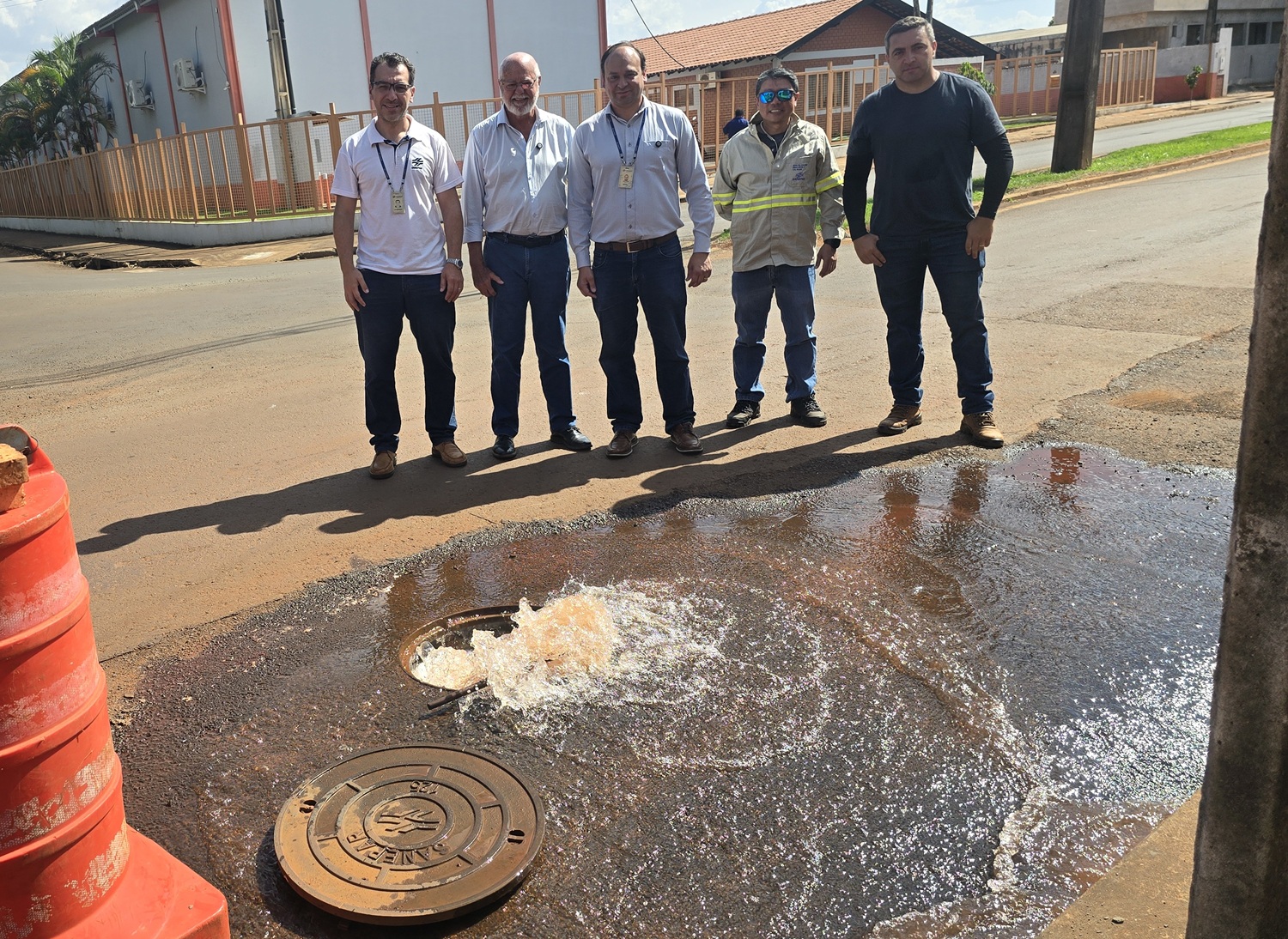 prefeito, gerentes e tecnicos da sanepar em obra de água