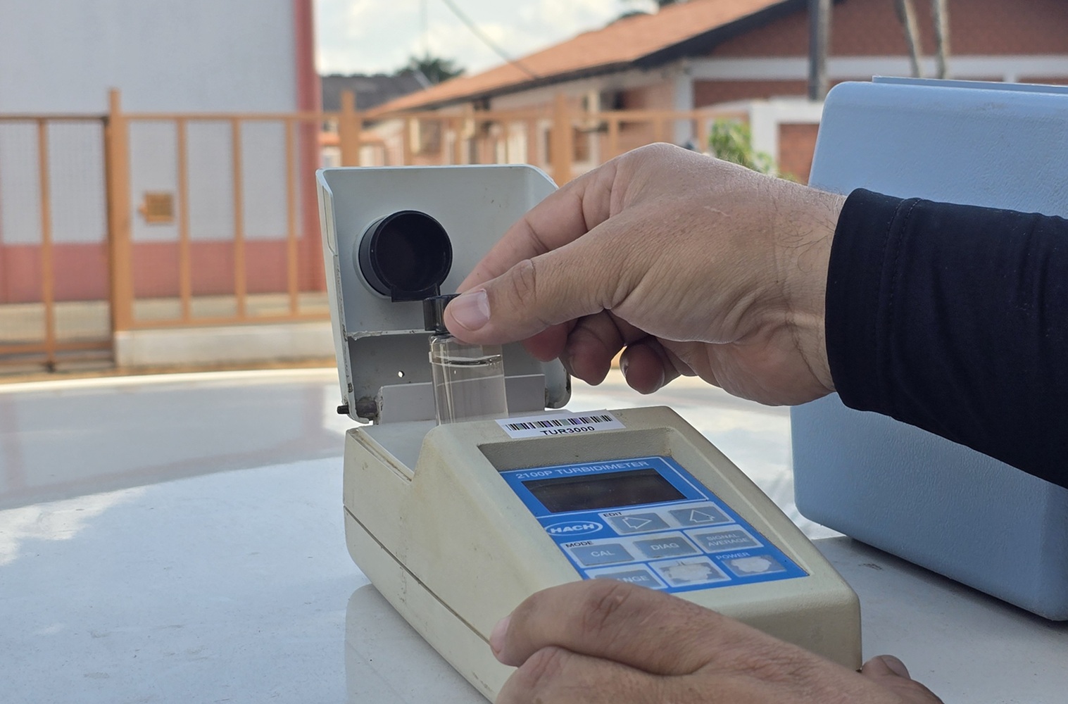 tecnicos da sanepar faz analise da água