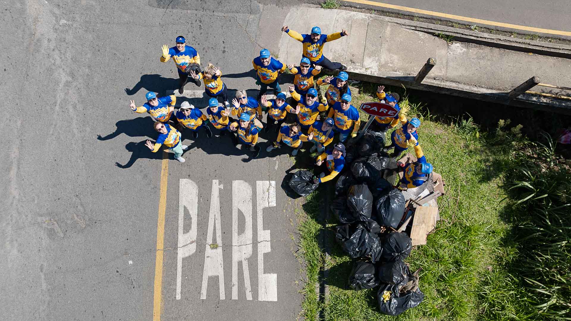 Voluntários da Sanepar limpando as margens do Rio Belém