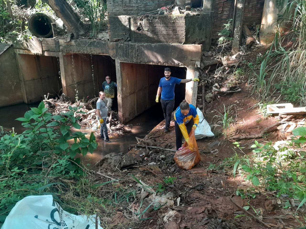 Equipe de voluntários da Sanepar limpando rios no Paraná