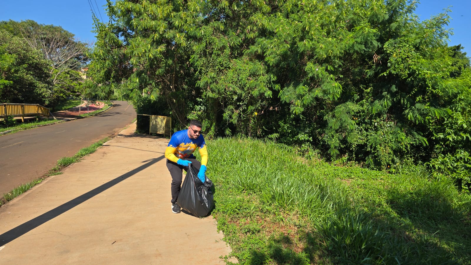 Equipe de voluntários da Sanepar limpando rios no Paraná