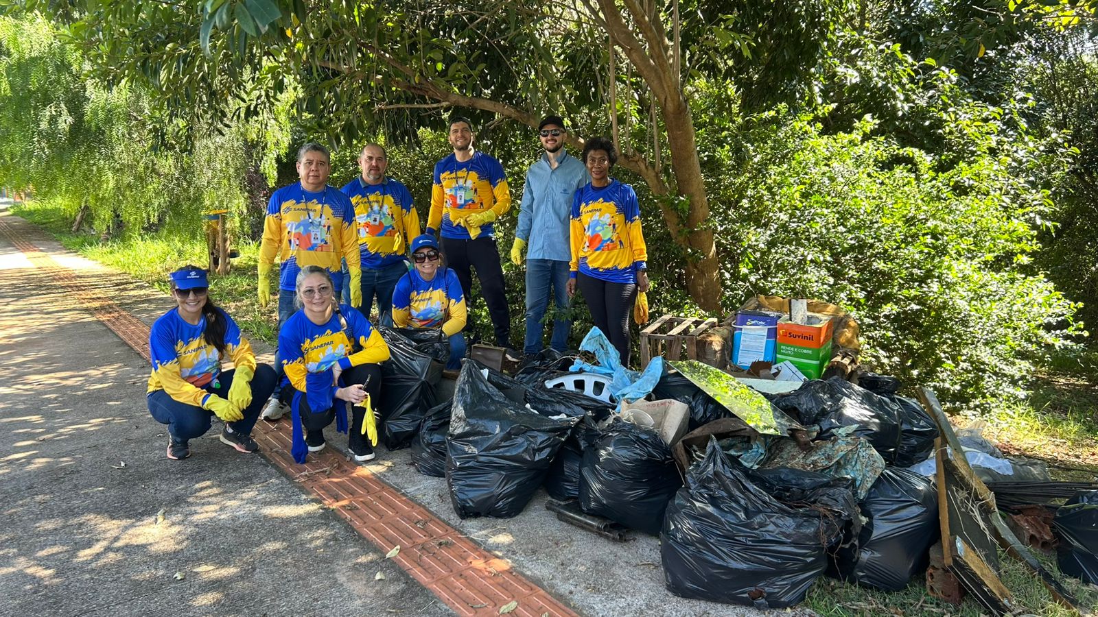 Equipe de voluntário em limpeza dos rio no Paraná