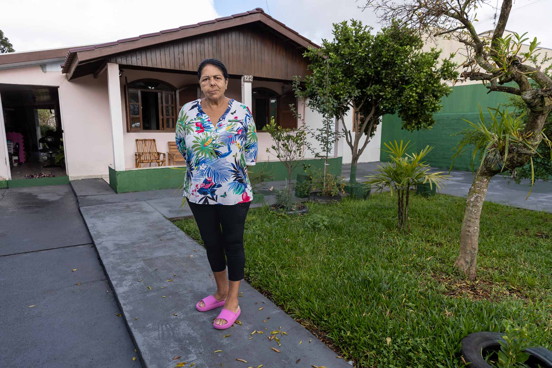 Cabeleireira Sueli Modesto Dias na frente de sua casa em São José dos Pinhais